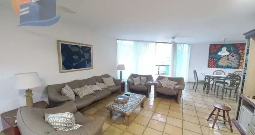 Amplo apartamento localização privilegiada a 100 metros da praia.
