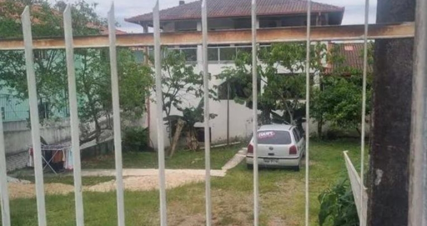 Predio + sala comercial: Predio 8 quartos, 1 suíte, 5 banheiros e 5 vagas de garagem.
