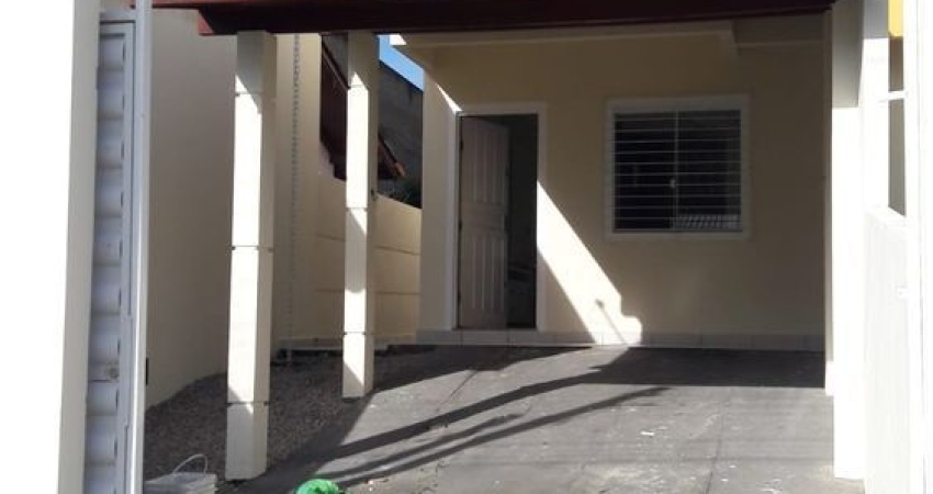Casa a venda com 2 quartos, 2 banheiros e 1 vaga de garagem.