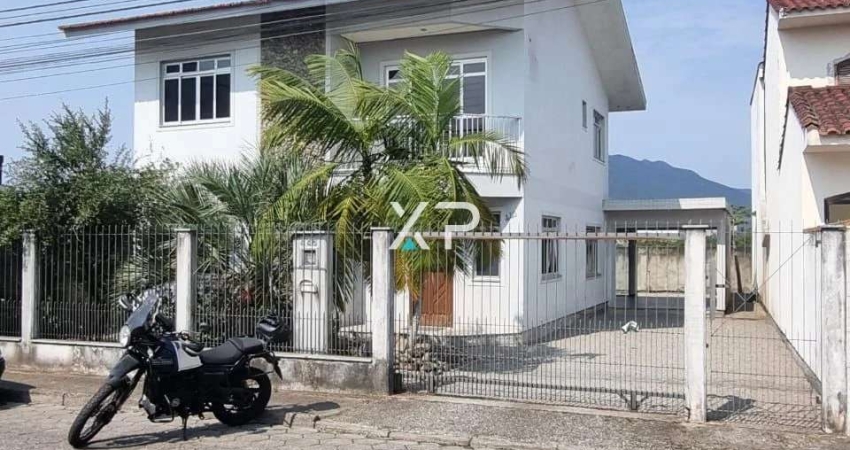 Casa no Centro de Palhoça à venda com 4 dormitórios | XP2461