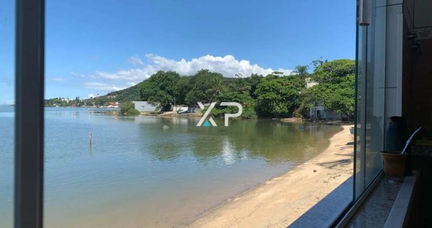 Casa no Centro de São José com acesso exclusivo para barco.