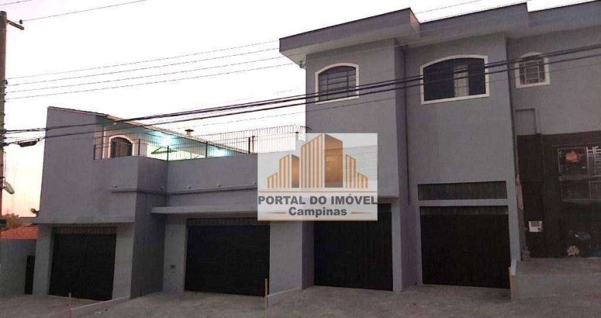 Casa com 3 salões na parte inferior.