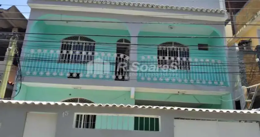 Casa de vila com três quartos, sendo um suíte, 2 vagas de garagem, em Bento Ribeiro- estrada Henrique de Melo.