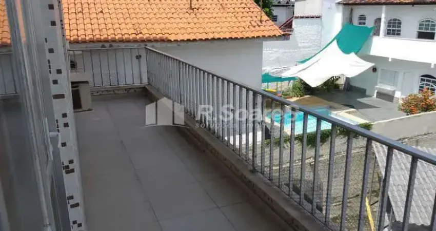 Apartamento vazio com 02 quartos, 02 vagas na garagem, em Praça Seca,rua Capitão Menezes.