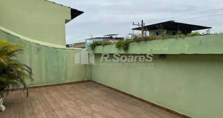 Casa desocupada com 03 quartos sendo 02 suíte, garagem, em Bento Ribeiro.