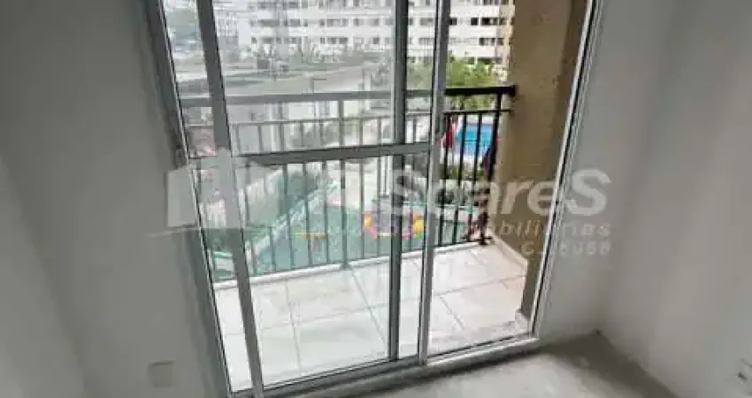 Apartamento desocupado com 2 quartos na Avenida Dom Hélder Câmara em Del Castilho