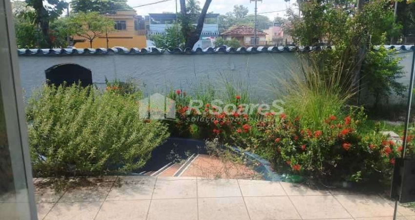 Prédio com 6 salas para alugar na Avenida Alberico Dinis, Jardim Sulacap, Rio de Janeiro