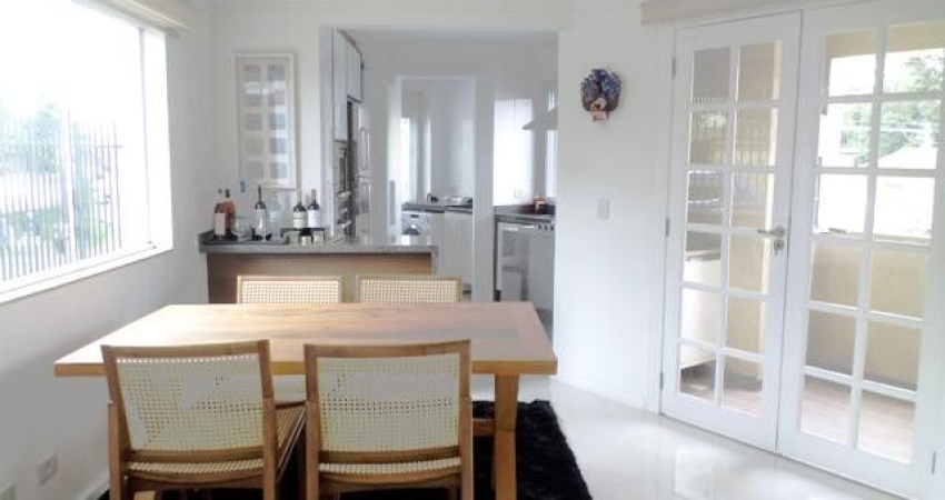 APARTAMENTO PRATICAMENTE MOBILIADO.