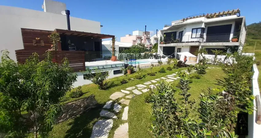 Casa em Garopaba com Terreno Amplo e Piscina Aquecida