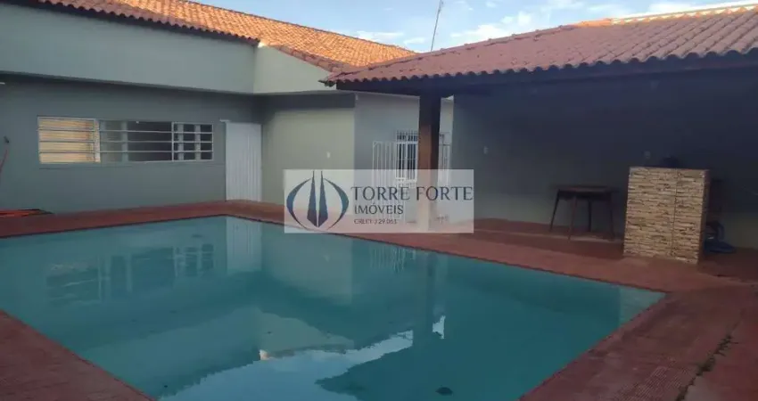 Casa térrea 336m² com 3 dormitórios sendo 1 suíte, com edícula em angatuba
