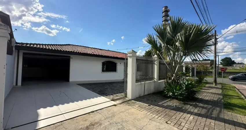 Casa com 03 quartos de esquina com ampla área externa no capão raso - cód. 02.006