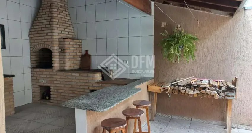 Jardim Rubi - Casa à venda no condomínio Jardim Rubi em Mogi das Cruzes, com 3 dormitórios e espaço com gourmet com churrasqueira e fogão a lenha.