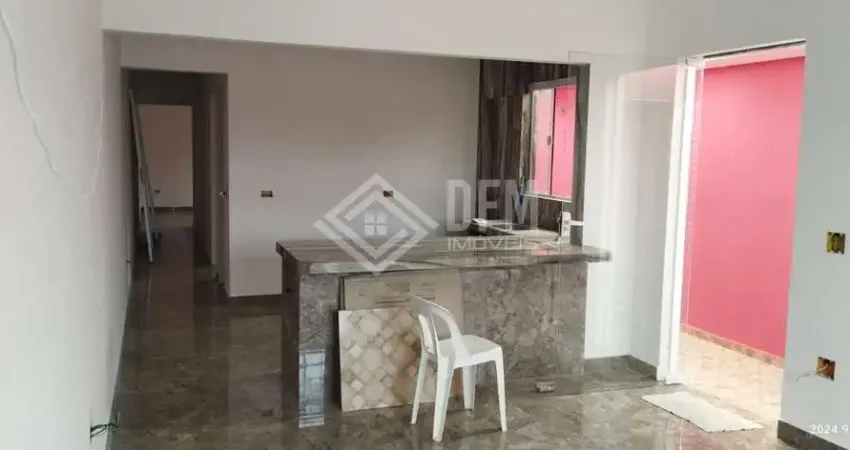 Casa à venda no bairro Alto Ipiranga em Mogi das Cruzes com edícula nos fundos.