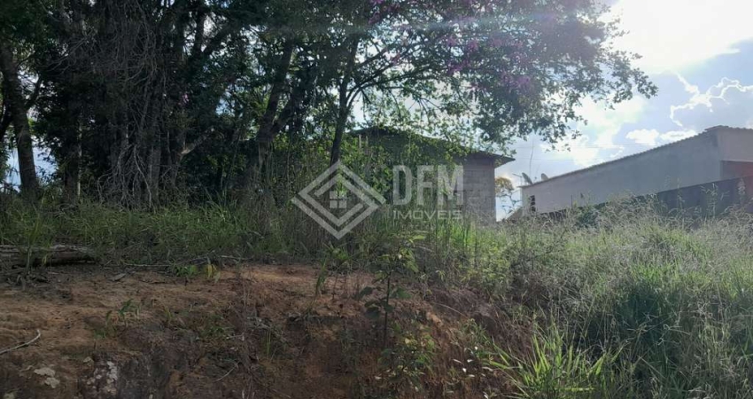 Casa Chalé em construção com cômodos amplos e ensolarada