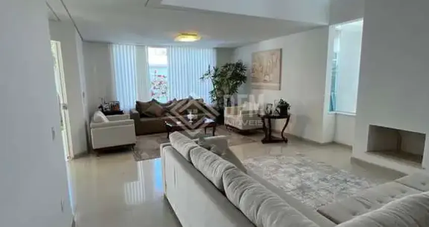 Casa Sobrado Alto Padrão à venda na Vila Oliveira em Mogi das Cruzes, SP, com 3 suítes e 348 m² de área construída.