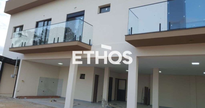 Villaggio Di San Francesco : Casa com  320m2 de terreno e  236m2 de area construida com 3 quartos, sendo 2 suites e 1 closet, banheiro social, cozinha,sala de jantar, sala pe direito alto, deposito, l