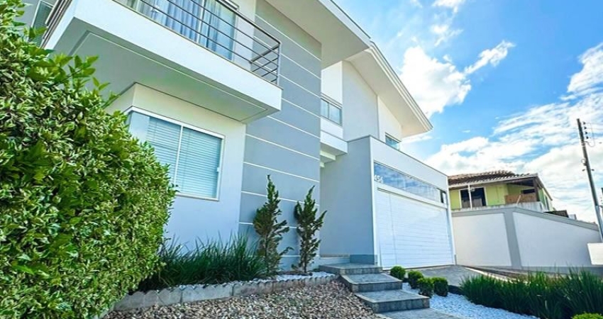 SOBRADO DE ALTO PADRÃO - LOCALIZADO EM ITAJAI - MOBILIADO E AVERBADO COM 585 m² DE TERRENO