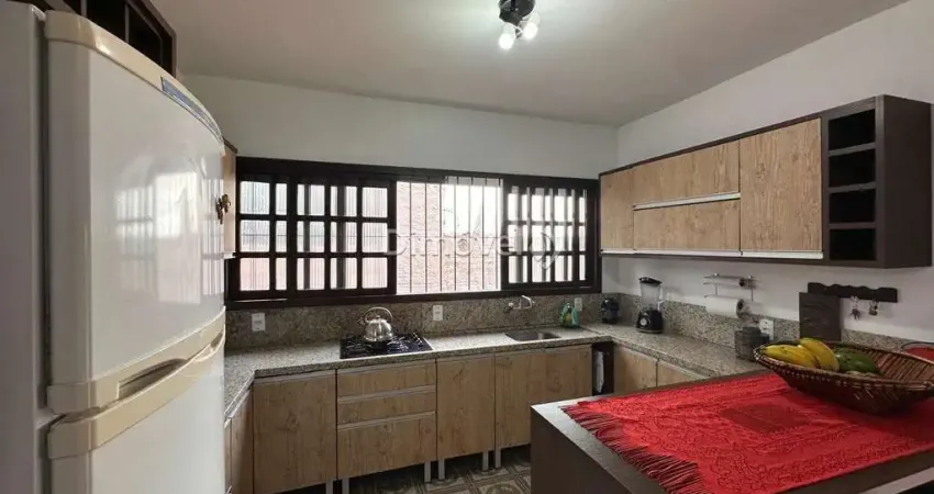 Casa com 3 quartos para alugar na Rua Jacipuia, 295, Guarujá, Porto Alegre