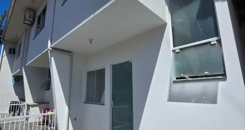 Casa geminada disponível para locação anual em penha, centro