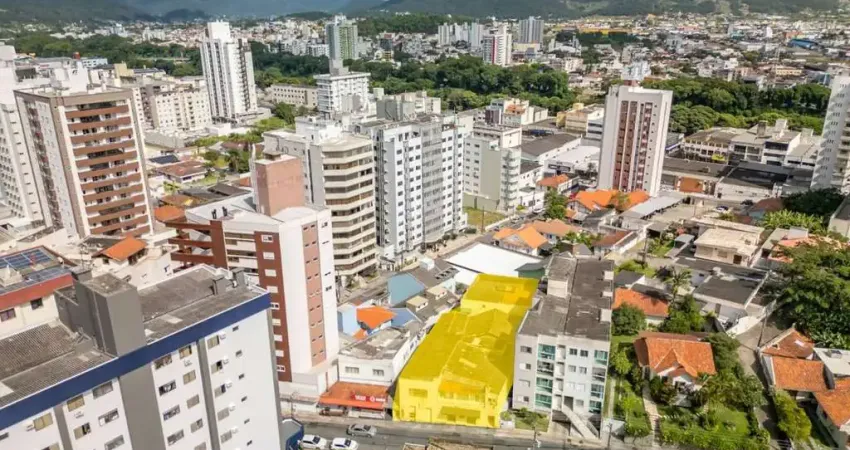 Terreno de 700m² no centro de tubarão: ideal para investir e construir!