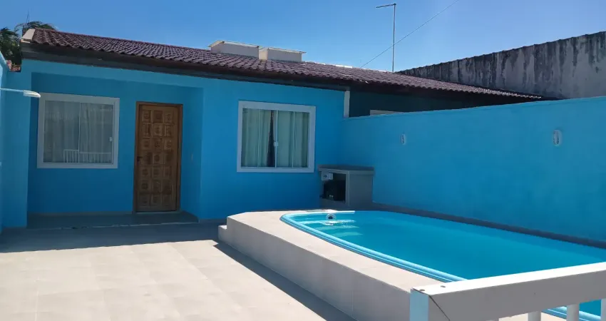 Casa com piscina em matinhos a duas quadras da praia 2 quartos