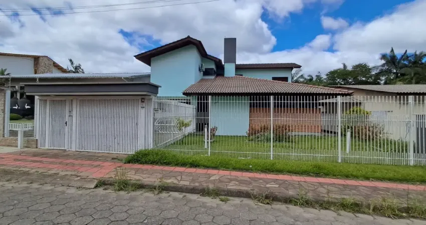 Casa alvenaria com 05 dormitórios no bairro santa bárbara em criciúma/sc