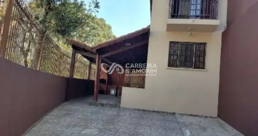 Excelente casa a venda com 02 quartos e 03 garagens, quintal com churrasqueira. ótima localização, perto do metrô campo limpo - jardim helga