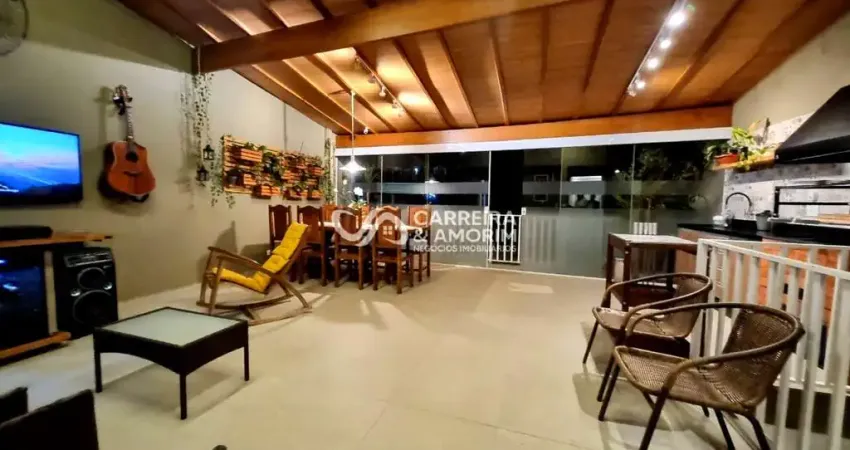 CASA A VENDA, 2 DORMITÓRIOS, 2 SALAS AMPLAS, COZINHA, LAVANDERIA, LINDA ÁREA GOUMERT COM CHURRASQUEIRA PREMIUM, 2 VAGAS COBERTA. CHÁCARA SANTANA.