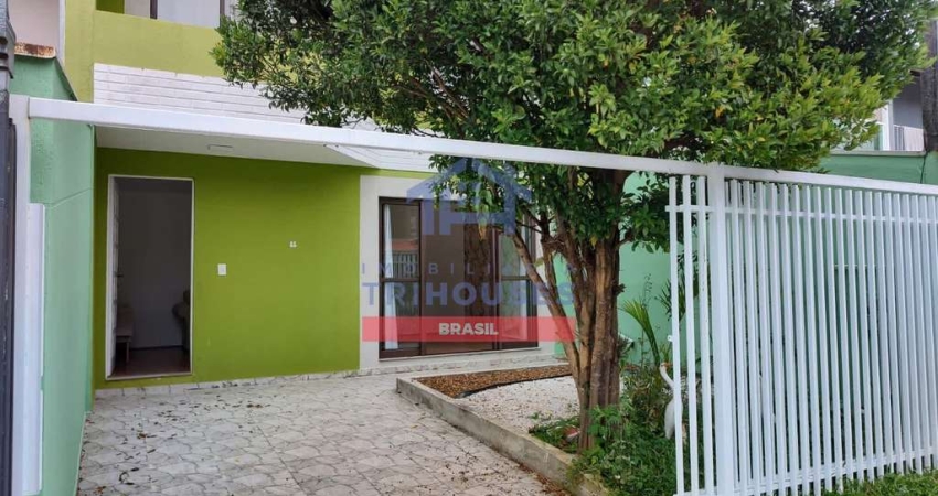 Incrível Sobrado em condomínio fechado à venda no Boqueirão com 3 dormitórios, 2 banheiros e uma va