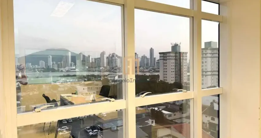Sala comercial à venda no Centro de Navegantes, 100% mobiliada, com 1 vaga de garagem e localização estratégica!