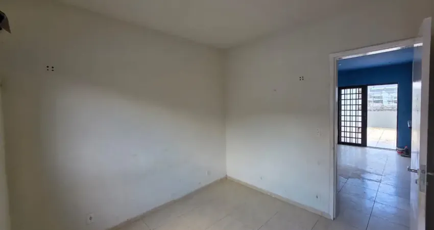 Aluga-se casa 2 quartos, varanda, com ótima localização no parque 10