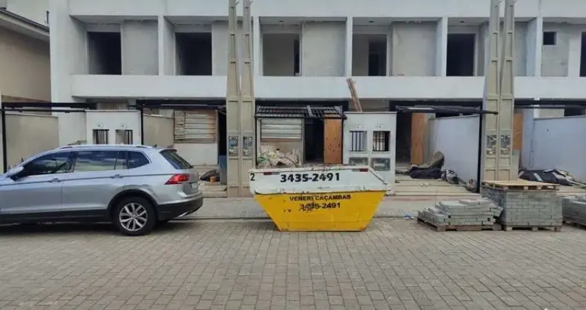 Sobrado Geminado para Venda em Joinville, Costa e Silva, 2 dormitórios, 2 suítes, 3 banheiros, 1 vaga