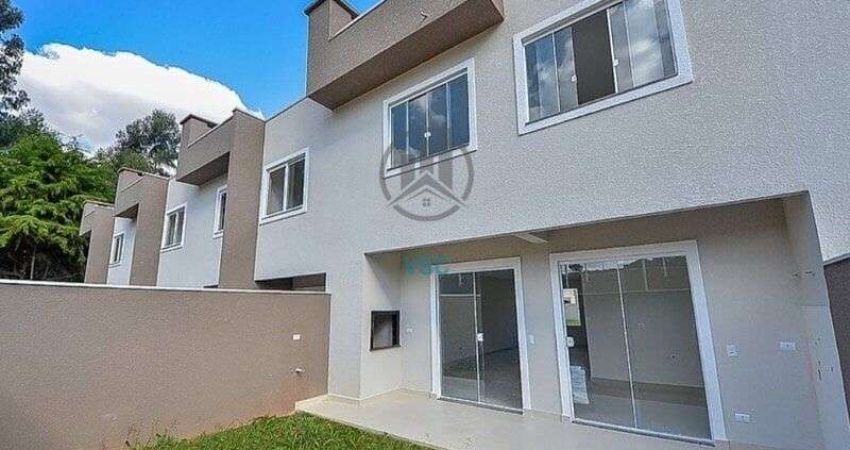 Sobrado em condomínio com piscina, 3 quartos sendo uma suíte com sacada