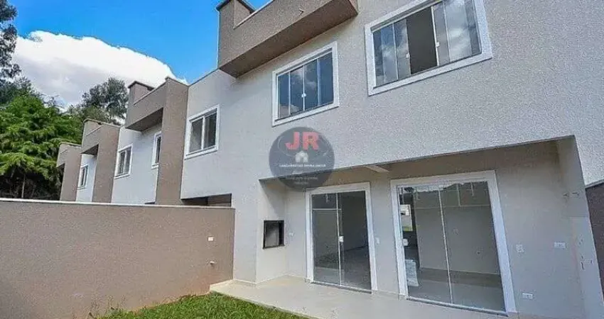 Sobrado em condomínio com piscina, 3 quartos sendo uma suíte com sacada