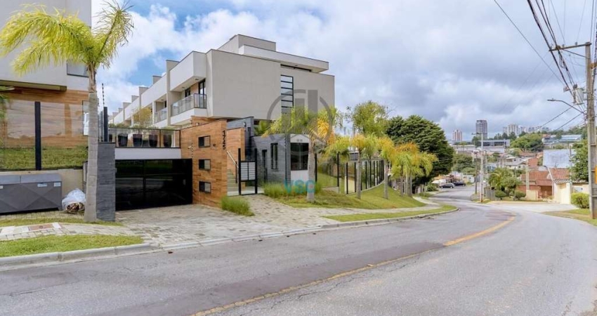 Tríplex exclusivo em condomínio, 3 suítes e amplo terreno nos fundos com 80m²