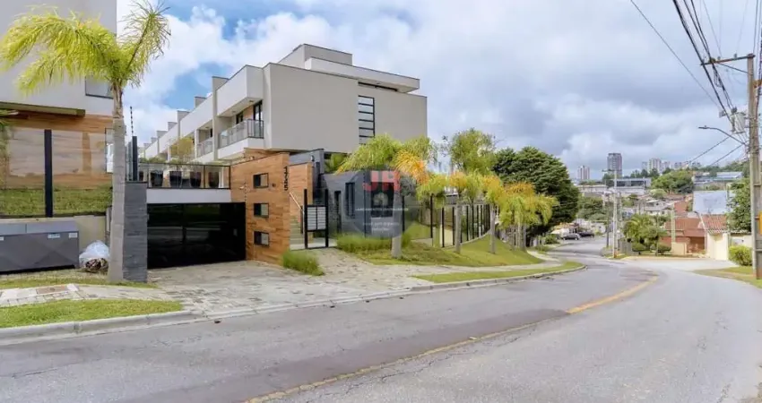 Tríplex exclusivo em condomínio, 3 suítes e amplo terreno nos fundos com 80m²