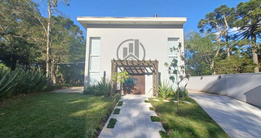 Casa em condomínio, com 3 suítes e com um bosque único e privativo