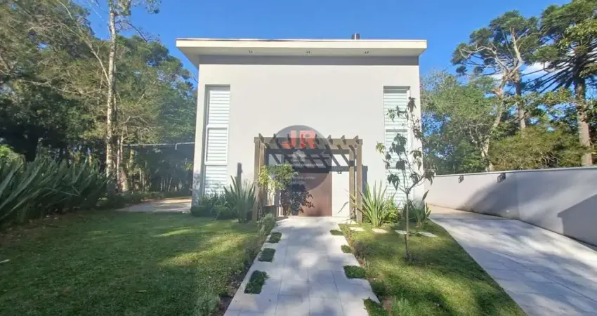Casa em condomínio, com 3 suítes e com um bosque único e privativo