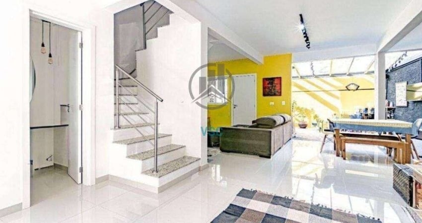 Sobrado em condomínio, 3 quartos sendo uma suíte com closet e sacada