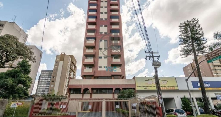 Apartamento com três quartos sendo um deles uma suíte, no Bacacheri