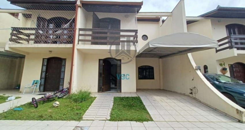 Tríplex em um condomínio calmo e tranquilo em uma rua sem saída, 3 quartos e 2 vagas.