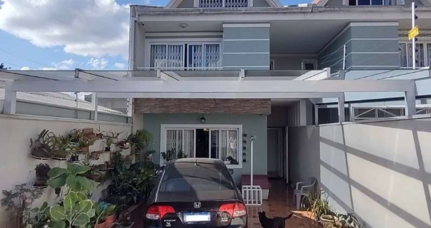 SOBRADO TRIPLEX, 150M² CONSTRUIDO, 3 QUARTOS, SUITE, FRENTE PARA RUA, TERRENO DE 5 X 25, XAXIM, DE 850 MIL POR 639.000