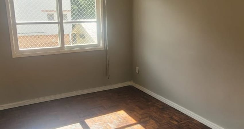 Apartamento de 3 quartos c/ vaga sol da manhã reformado  e desocupado em Ipanema