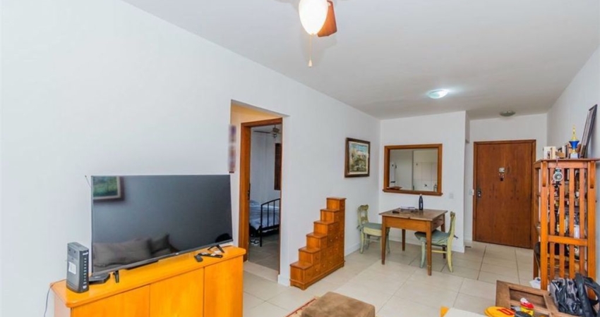 Apartamento semi mobiliado de 2 Quartos com sacada e  vaga coberta no Petrópolis barbada
