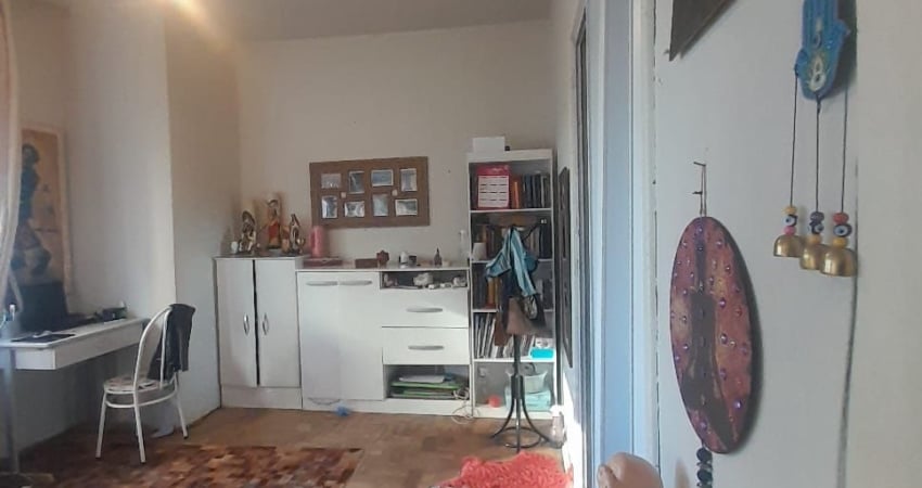 Apartamento de 3 quartos amplo c/ área de serviço e 2 banheiros no Centro de Porto Alegre