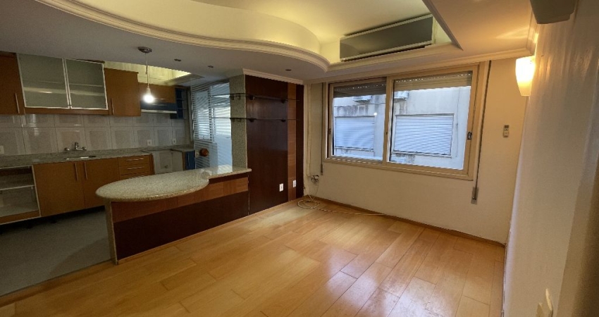 Descrição Apartamento 2 dormitórios e uma vaga, semi mobiliado, na Rua Vicente da Fountoura, Bela Vista, desocupado.  Conheça esta unidade, que tem peças amplas, cozinha montada. Tem ainda área de ser