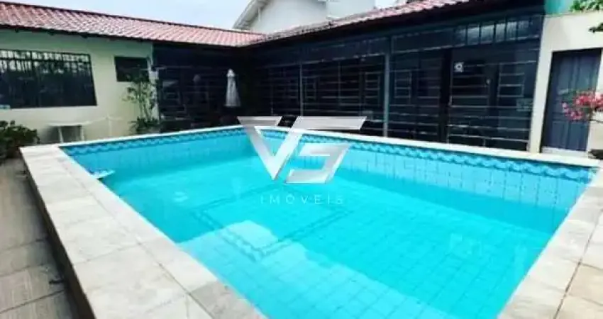 Espaçosa casa em Canasvieiras 300m   da Praia