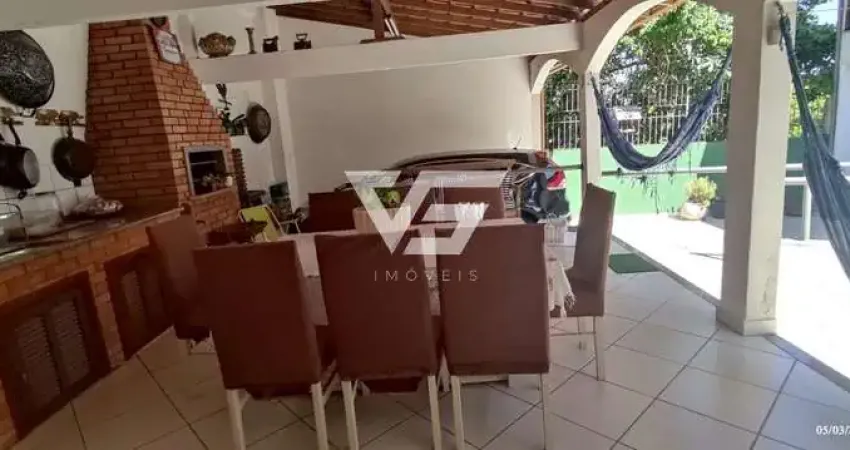 Residência com excelente conservação com 280m privativos em São José