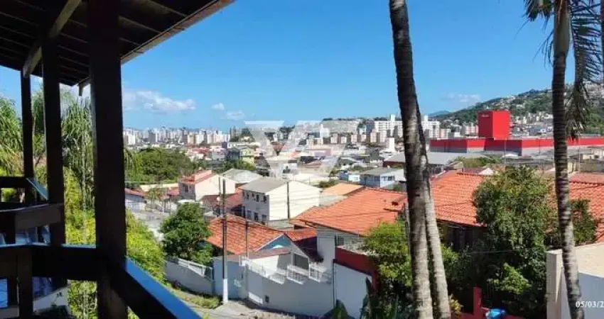 Residência com 4 dorm sendo 1 suíte, edícula com área gourmet, 5 vagas
