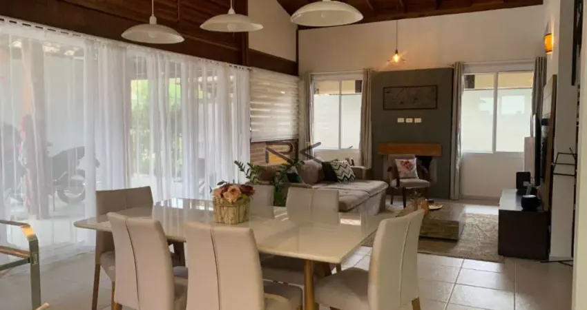 CASA EM CONDOMINIO FECHADO COM 4 DORMITÓRIOS SENDO 2 SUÍTES,2 VAGAS DE GARAGEM,SALA 2 AMBIENTES